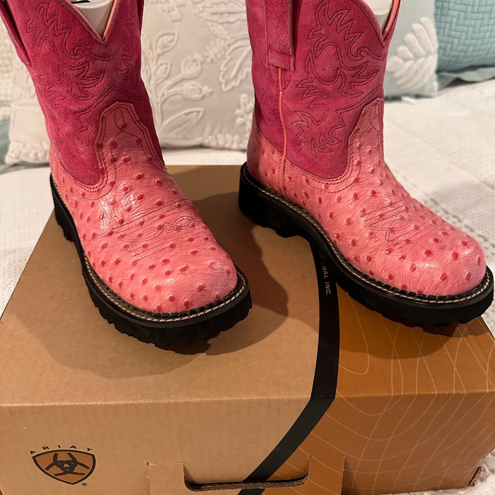 Ariat Fatbaby  Boots Size 6 B these are adorable with jeans. Slight wear on tops